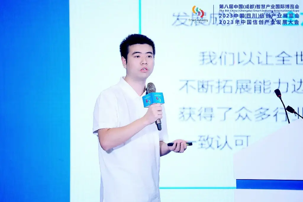 Weiqiang Li Speaking at the expo.jpg